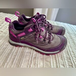 Keen hiking shoes size 9
